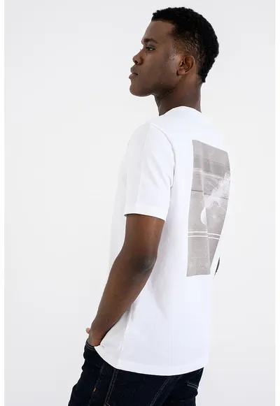 Tricou slim fit cu imprimeu pe partea din spate - Alb/Maro taupe
