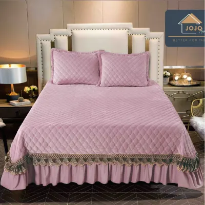 Cuvertura pat dublu, 3 piese, Catifea Matlasata cu Broderie Aurie, 250x270cm, Jojo Home, Lila