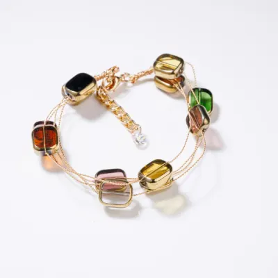 Bratara delicata cu elemente multicolore si metalice pe fire fine aurii