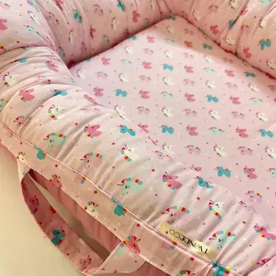 Baby Nest din bumbac organic cu doua fete si manere Twindeco Roz cu unicorni