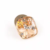 Brosa martisor patrata cu flori delicate