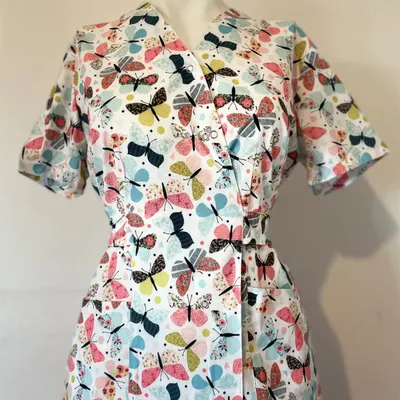 Bluza medicala kimono alba cu imprimeu, Model Fluturi - M
