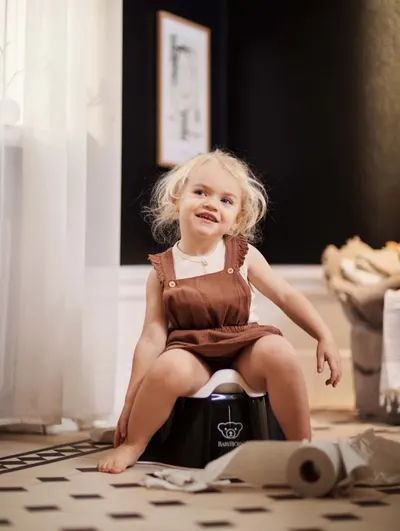 Olita cu protectie spate Potty Chair BlackWhite BabyBjorn