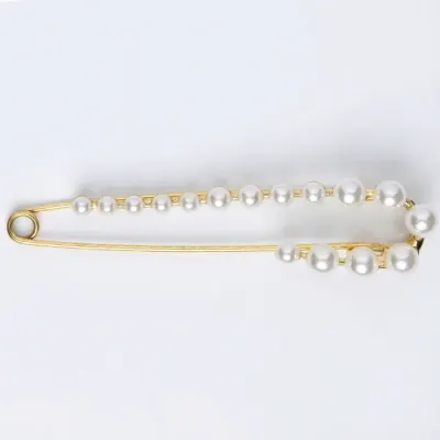 Brosa metalica aurie tip ac cu perle sintetice albe