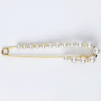 Brosa metalica aurie tip ac cu perle sintetice albe