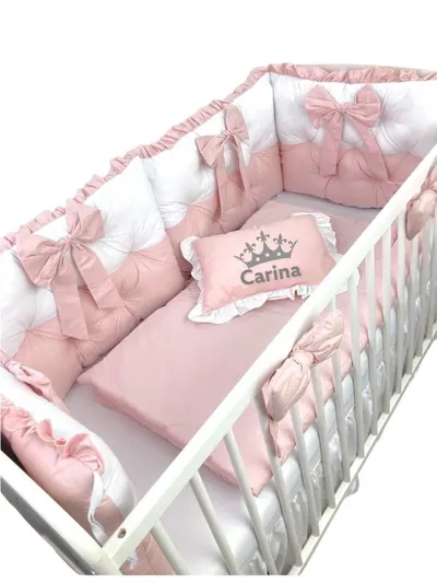 Lenjeria de pat Personalizata cu 4 perne aparatori matlasate, cearceaf cu volanas, pilota si pernuta 140x70 cm roz pudra