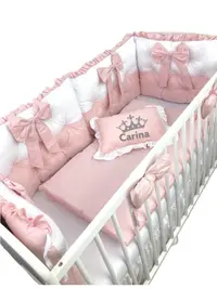 Lenjeria de pat Personalizata cu 4 perne aparatori matlasate, cearceaf cu volanas, pilota si pernuta 140x70 cm roz pudra