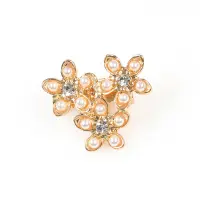 Brosa martisor cu flori delicate