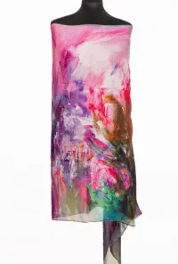 Esarfa fina din bumbac cu impriemeu pictural fucsia, mov si verde