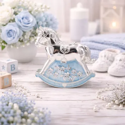 Pușculiță Decorativă Căluț Balansoar AZAY, 11x11 cm, Design Elegant Argintiu cu Detalii Albastre – Cadou Premium Copii & Botez