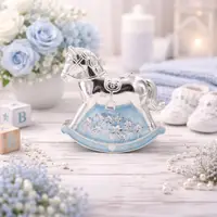 Pușculiță Decorativă Căluț Balansoar AZAY, 11x11 cm, Design Elegant Argintiu cu Detalii Albastre – Cadou Premium Copii & Botez