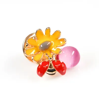 Brosa martisor floare galbena cu buburuza