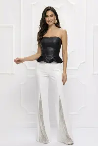 Pantaloni evazati albi cu talie inalta si buzunare laterale