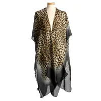 Poncho lejer cu model animal print si margini negre