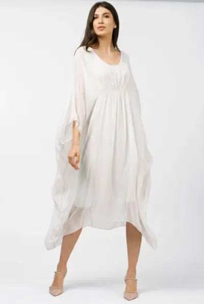 Rochie alba, lunga, ampla, din matase si vascoza, cu detaliu sub bust, in colturi