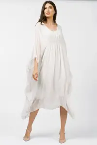 Rochie alba, lunga, ampla, din matase si vascoza, cu detaliu sub bust, in colturi