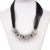 Colier modern, scurt, din fire negre cu pandant cu aspect sculptural din metal argintiu