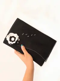 Plic negru handmade, din piele naturala intoarsa, cu trandafir si note muzicale