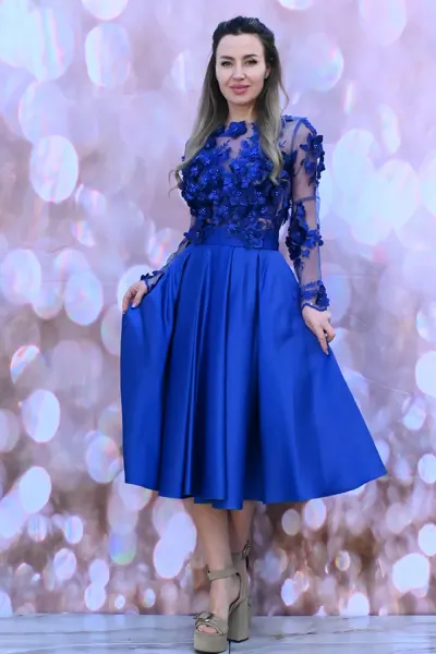 Rochie eleganta din tafta de culoare albastra cu fusta ampla in clos si partea superioara cu broderie florala 3D