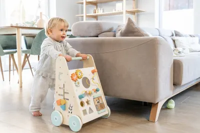 Antemergator Saro Baby din lemn FSC cu activitati
