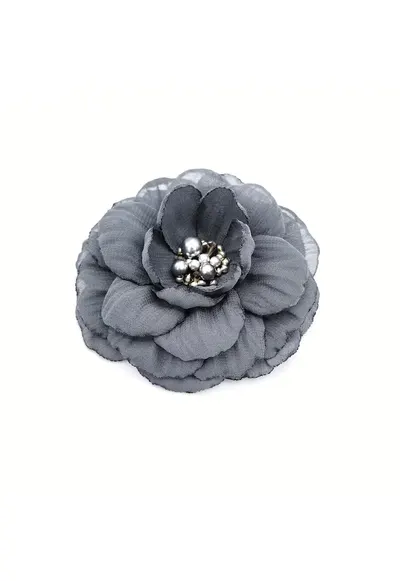Brosa eleganta floare - Luiza - voal gri - 8.5 cm - mijloc argintiu cu perle si cristale