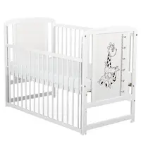 Patut din lemn bebe, 120x60 cm, Cu laterala culisanta, Din lemn de pin si mdf, Stabil si rezistent, Inaltime saltea reglabila pe 3 nivele, Laterala cu 3 bete detasabile, EN716-1, EN716-2, Alb, Babyneeds, Timmi Girafa