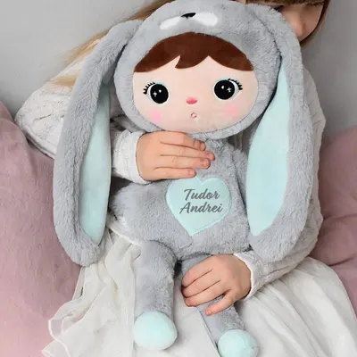 Papusa personalizata Iepuras Pufos Gri cu Verde