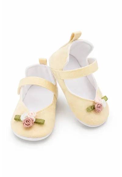 Balerini bebe eleganti crem cu floricele decorative - comozi si delicati pentru fetite