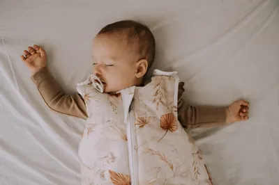 Sac de dormit din bumbac 0-24 luni Grow with me Boho Sand Sleepee 2,5 tog