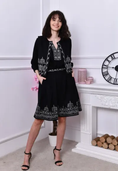 Compleu negru cu broderie traditionala Xenia 2 format din 2 piese vesta si fusta