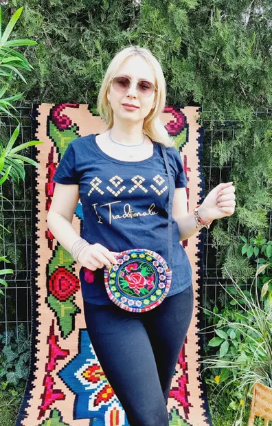 Geanta stilizata cu motive traditionale cu floare 12