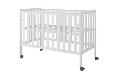 Patut din lemn si MDF pentru copii Nichiduta Bambi Alb cu laterala culisanta,roti cu blocare, vopsele ecologice pe baza de apa, margini rotunjite, dimensiuni interioare 120x60 cm