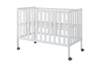 Patut din lemn si MDF pentru copii Nichiduta Bambi Alb cu laterala culisanta,roti cu blocare, vopsele ecologice pe baza de apa, margini rotunjite, dimensiuni interioare 120x60 cm