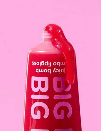 SAY IT WITH JUICY BIG HUG luciu de buze jumbo JUICY BOMB 01 · Poppin' Pomegranate