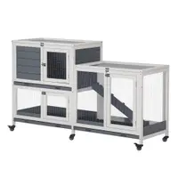 PawHut Cușcă de Lemn cu Roți 147x45,5x88,5 cm Jaulă pentru Iepuri de 2 Etaje cu Acoperiș Deschis 2 Curți din Metal 3 Tăvi Detașabile 3 Uși cu Sistem de Închidere și Rampă Gri | Aosom Romania