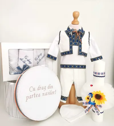 Set Botez Traditional Adi 6 a, 4 piese costumas, lumanare, cufar brodat, trusou botez Traditional