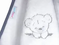 Paturica din plus pentru copii BabyMam, dimensiune 75 x 100 cm, model brodat White Teddy Bear