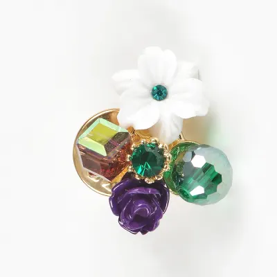 Brosa martisor floare alba cu pietre multicolore