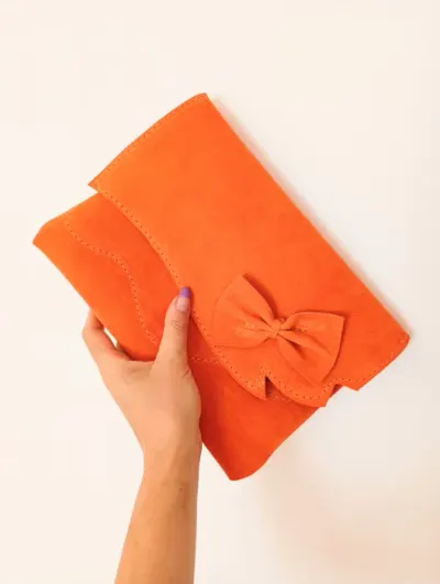 Plic portocaliu handmade din piele naturala intoarsa , cu fundita