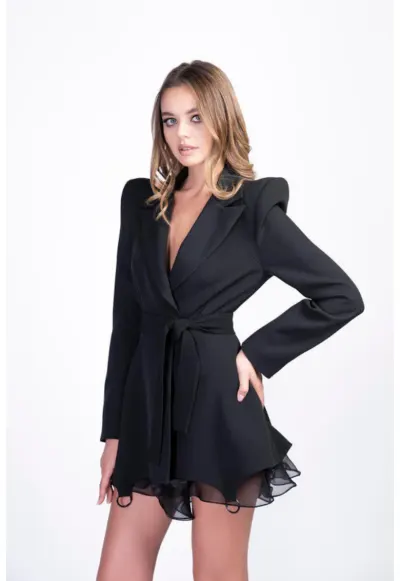 Rochie stil sacou cu inele - volane si umeri supradimensionati