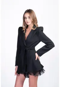 Rochie stil sacou cu inele - volane si umeri supradimensionati