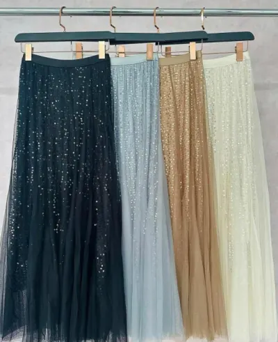 FustAƒ lungAƒ din tul cu paiete a, elegantAƒ, cu talie elasticAƒ