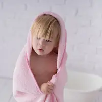 Prosop de baie cu gluga pentru copii 90x80 cm din bumbac Twindeco Roz