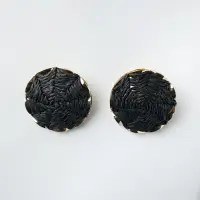 Cercei metalici cu forma rotunda bombata, negru cu auriu