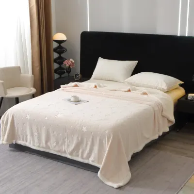 Patura Super Soft Cocolino cu Blanita, 200x230 cm – Eleganta si Caldura cu Model Sculptat cu Ploaie de Stele, Crem
