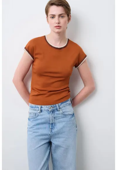Tricou cu detalii contrastante - Maro