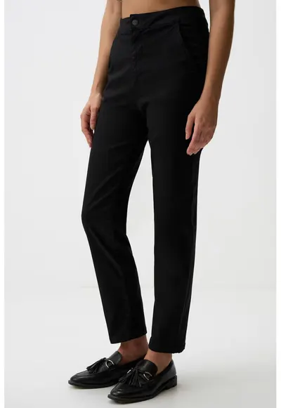 Pantaloni crop din amestec de lyocell - Negru