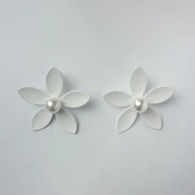 Cercei in forma de floare cu cinci petale si perla sintetica alba in mijloc, alb mat