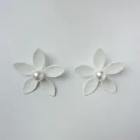 Cercei in forma de floare cu cinci petale si perla sintetica alba in mijloc, alb mat