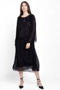 Rochie lunga neagra cu aplicatie floare si detaliu brodat argintiu, din matase si vascoza